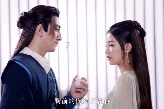 王灿和杜淳带女儿去上早教课，父女俩一起玩海洋球，画面很温馨
